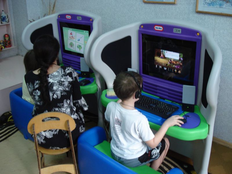 Игра компьютер малышу. Компьютерное оборудование для детского сада. Интерактивное оборудование в ДОУ. Компьютерный игровой комплекс в детском саду. Интерактивный компьютер для детей.