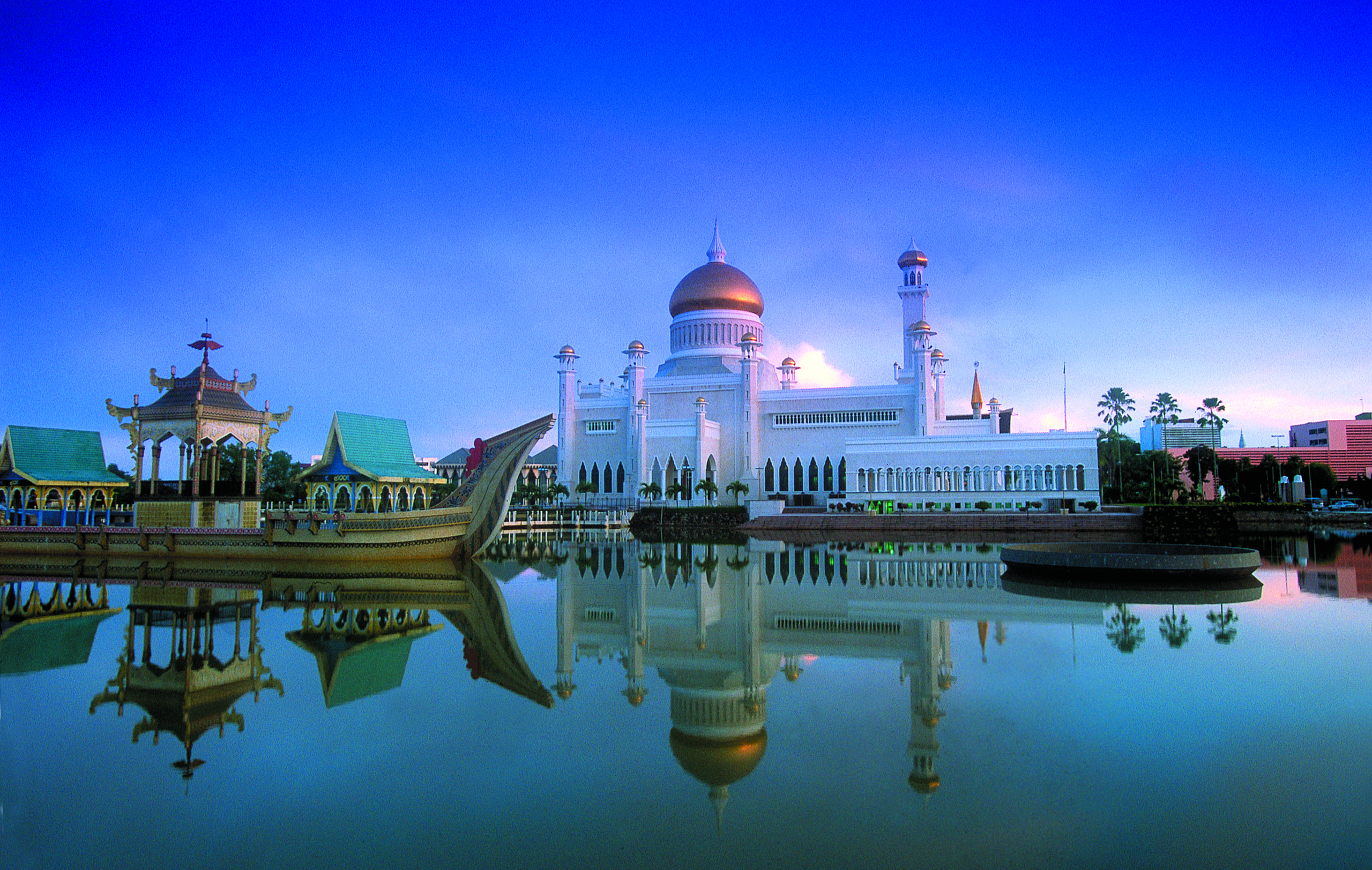 Восточная малайзия. Султанат Бруней. Мусульманский султанат Бруней. Jerudong Park Бандар-сери-Бегаван. Государство Бруней-Даруссалам.