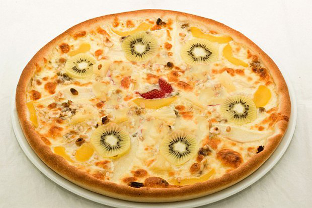 Полностью фруктовая пицца. Пицца сладкая банан и киви. Пицца с фруктами. Пицца с киви. Сладкая пицца с бананом.